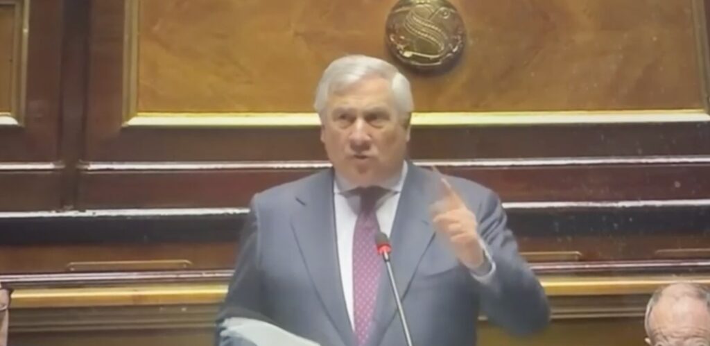 Tajani replica a Renzi: «Facile andare nel Golfo per conferenze, più difficile tutelare gli italiani»