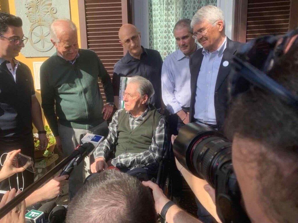 Tajani saluta Bossi: «Tutta Italia dovrebbe ringraziarlo», Zaia primo a sottolinearlo