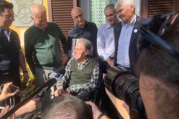 Tajani saluta Bossi: «Tutta Italia dovrebbe ringraziarlo», Zaia primo a sottolinearlo