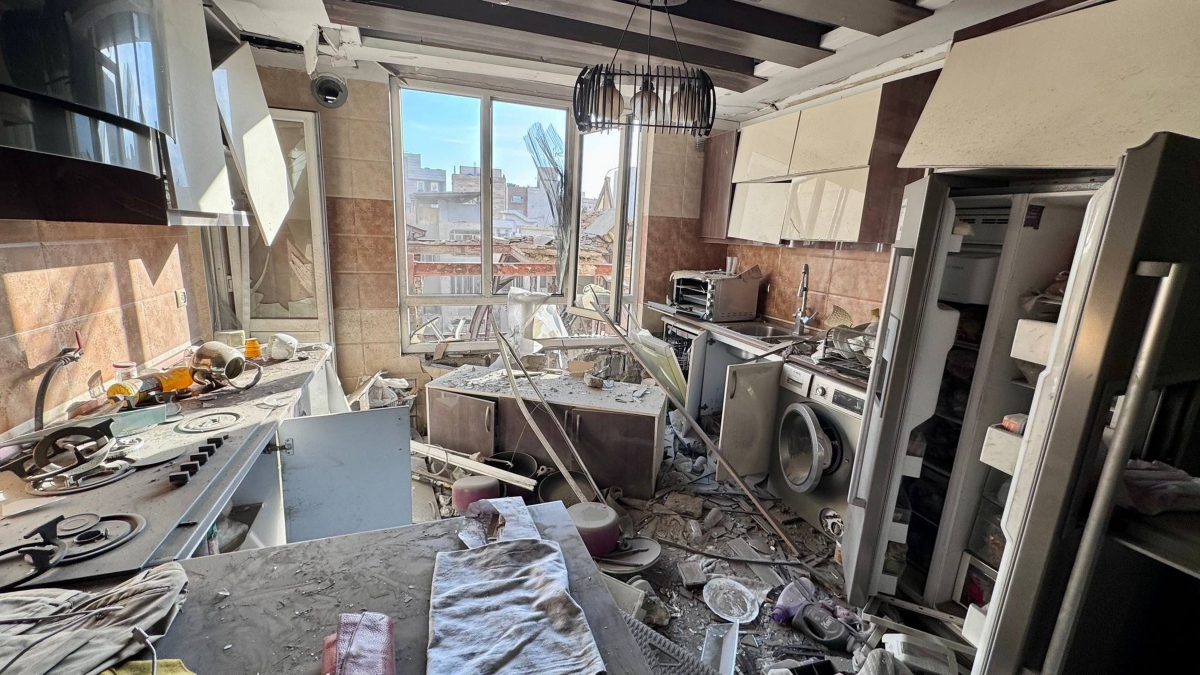 Teheran in guerra: la popolazione sotto bombardamenti mentre i leader si rifugiano nei bunker