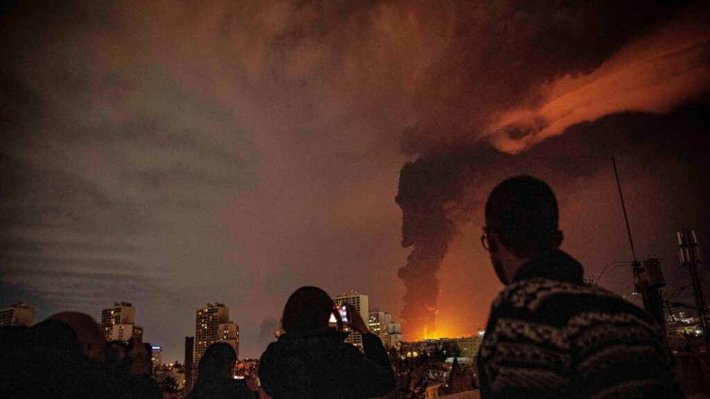 Teheran, tra paura e speranza: giovani affrontano le bombe mentre i genitori temono per la vita