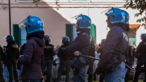 Tensione a Pisa: forze dell'ordine evitano scontro tra militanti antagonisti e Azione universitaria