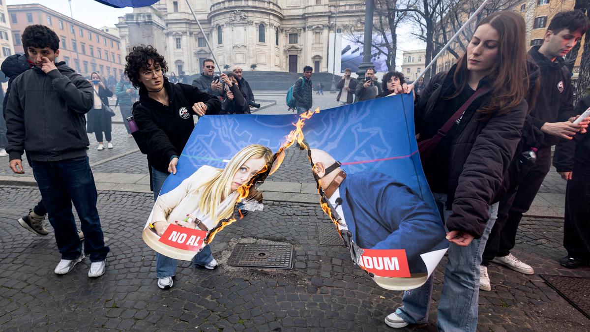 Tensione per il referendum, bruciate in piazza le foto di Meloni e Nordio