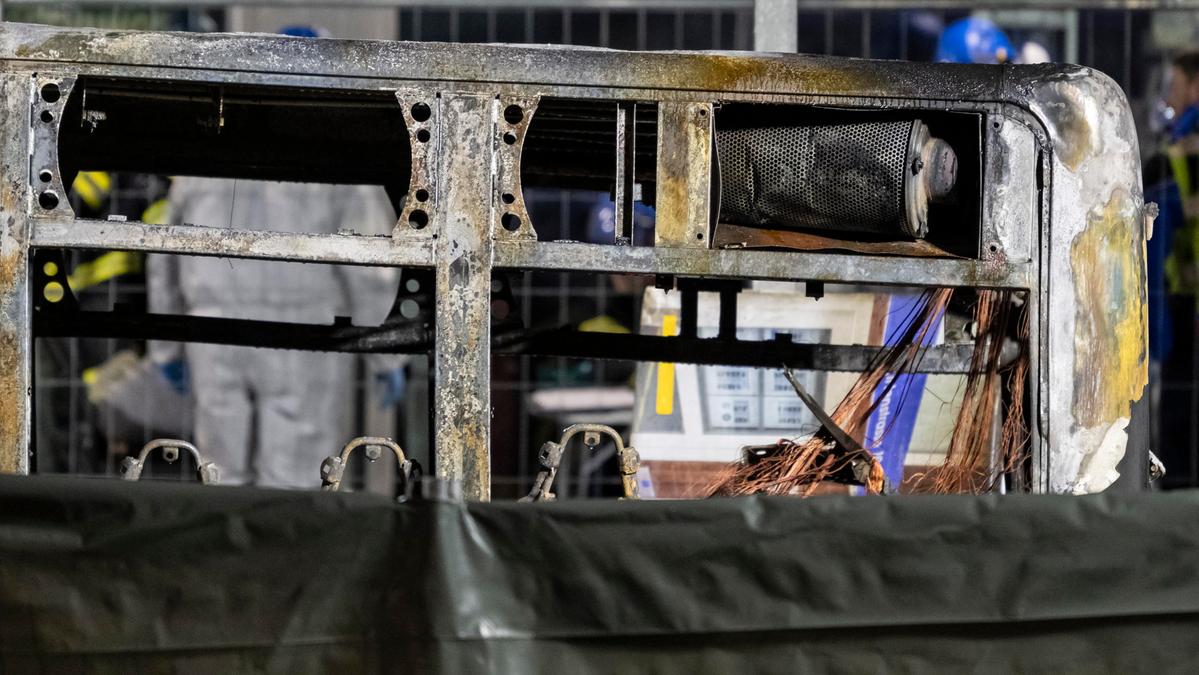 Tragedia a Kerzers: un uomo si dà fuoco su autobus, sei morti e cinque feriti