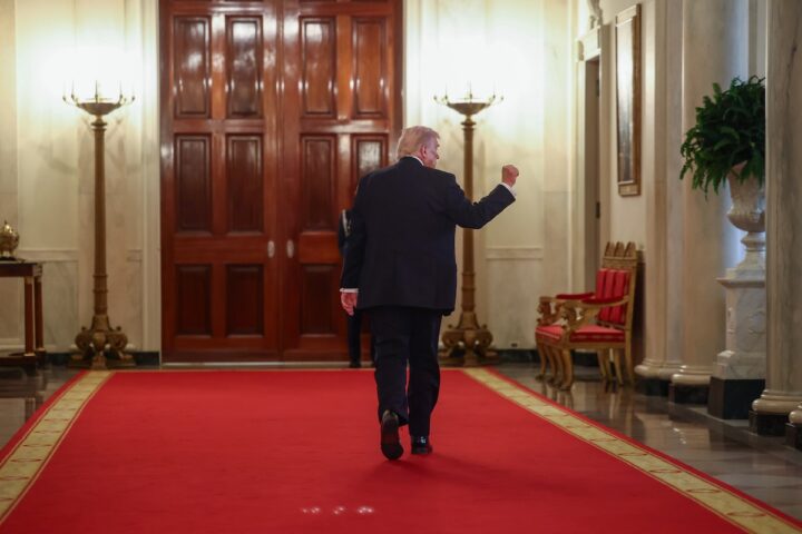 Trump e le sue due strategie di guerra contro l'Iran: regime change o mossa Venezuela?