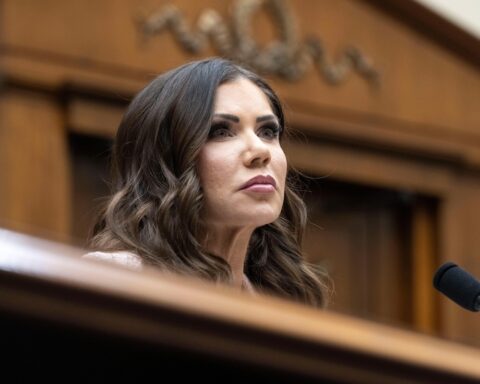 Trump licenzia la segretaria alla Sicurezza nazionale Kristi Noem e nomina Markwayne Mullin