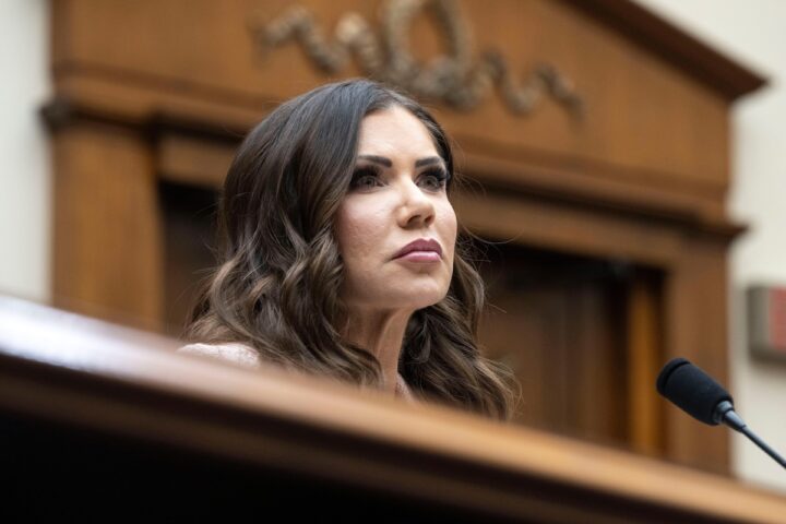 Trump licenzia la segretaria alla Sicurezza nazionale Kristi Noem e nomina Markwayne Mullin