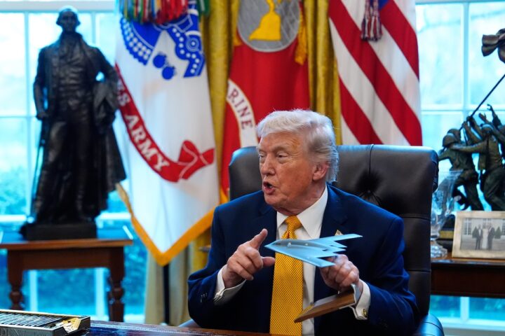 Trump non ottiene supporto per scortare le navi commericali nello stretto di Hormuz