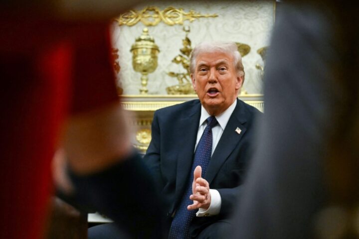 Trump ordina stop ai commerci con la Spagna e critica il premier britannico in conferenza stampa