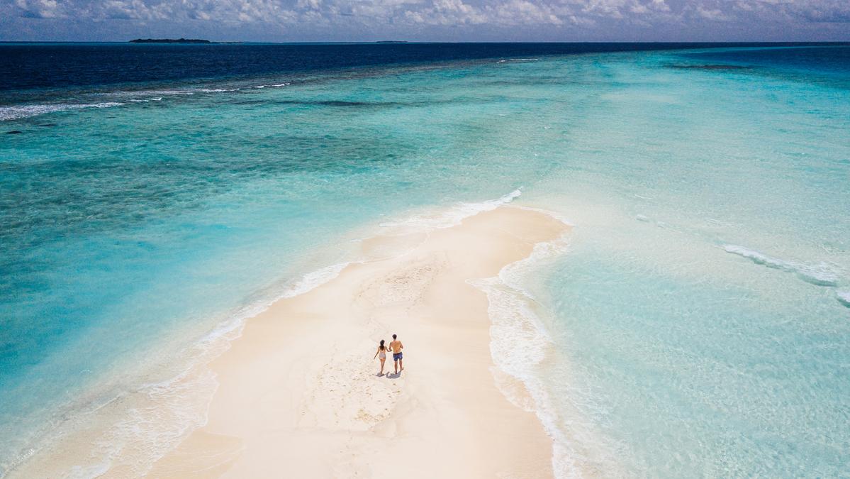Turisti italiani bloccati alle Maldive a causa delle tensioni militari: conseguenze lavorative incerte