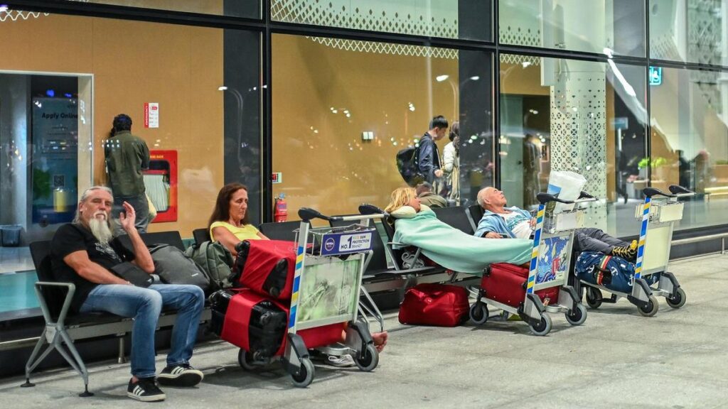 Turisti italiani bloccati alle Maldive in crisi: "Siamo abbandonati e senza notizie"