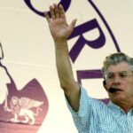 Umberto Bossi, funerali a Pontida: corteo verso il pratone dopo la cerimonia nell'abbazia di San Giacomo