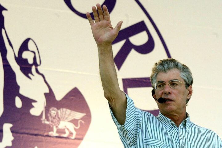 Umberto Bossi, funerali a Pontida: corteo verso il pratone dopo la cerimonia nell'abbazia di San Giacomo