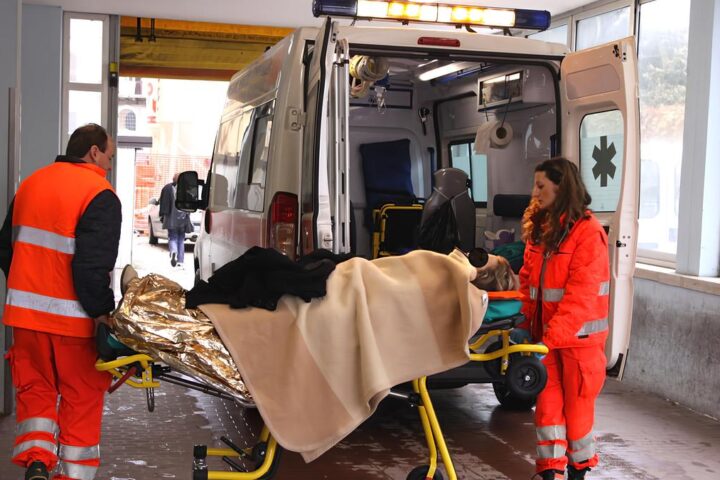 Un bambino di 4 anni salva la madre svenuta grazie alla chiamata al 118 nel Delta del Po