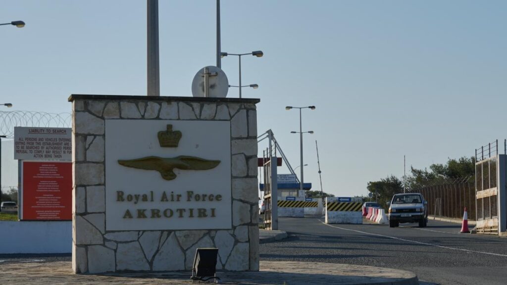 Un drone iraniano attacca la base britannica di Akrotiri a Cipro: la guerra si espande in Europa