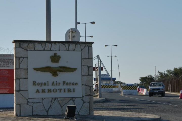 Un drone iraniano attacca la base britannica di Akrotiri a Cipro: la guerra si espande in Europa
