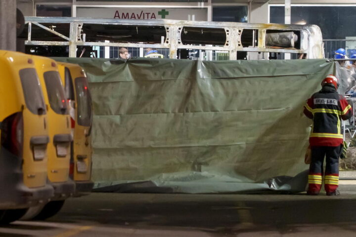 Un incendio distrugge un autobus a Kerzers, in Svizzera: sei morti e cinque feriti