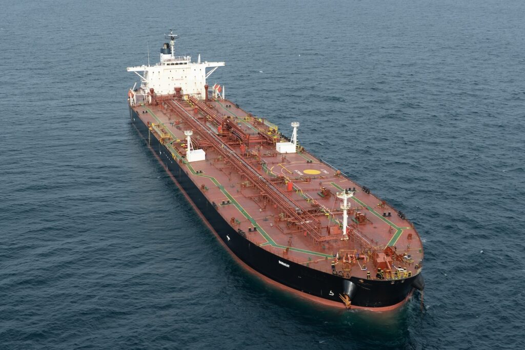 Una petroliera turca sospettata di legami con la flotta fantasma russa attaccata nel mar Nero