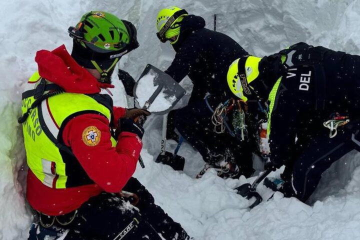 Valanga in Alto Adige: soccorsi in corso per scialpinisti travolti a Racines