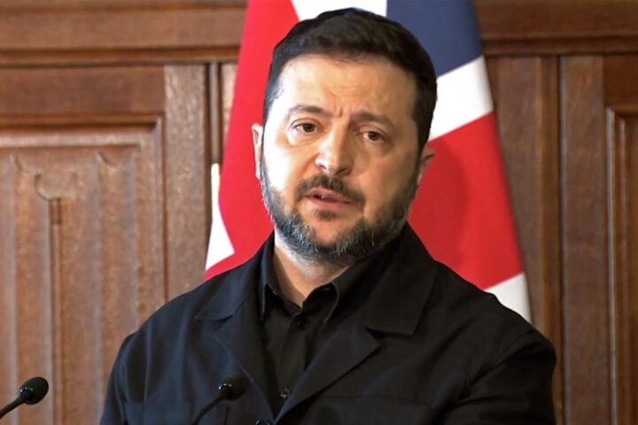 Zelensky affronta tre fronti critici: Ungheria, Washington e il blocco degli aiuti Ue