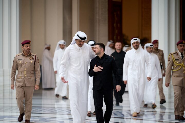 Zelensky conclude la missione nel Golfo: accordi strategici con Arabia Saudita, Emirati e Qatar