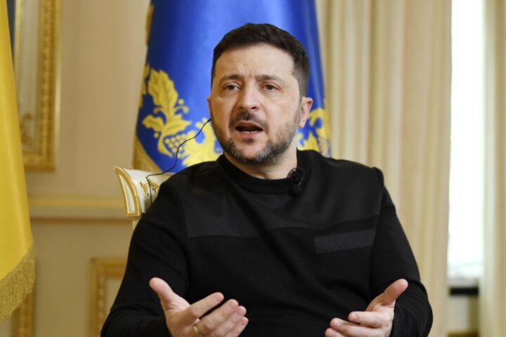Zelensky: «Lasciare il Donbass offrirebbe un vantaggio a Mosca. Putin ha perso la sua offensiva invernale. L’Ue non basta da sola»