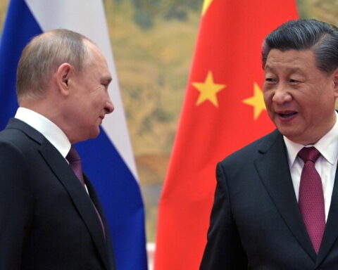 Pechino invita Helsinki a riconsiderare l’approccio verso Mosca tra tensioni UE-Cina