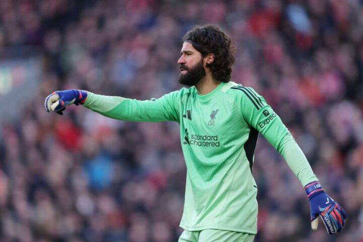Alisson in volo verso l'Italia per trattative con la Juventus