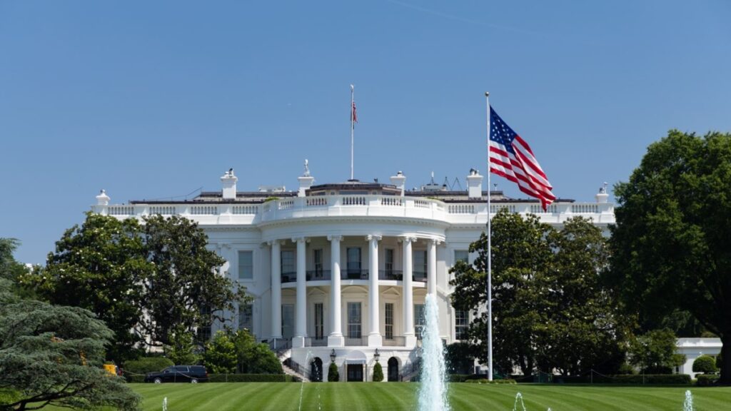 Allerta attacco durante il gala dei corrispondenti, Trump e il vice presidente evacuati