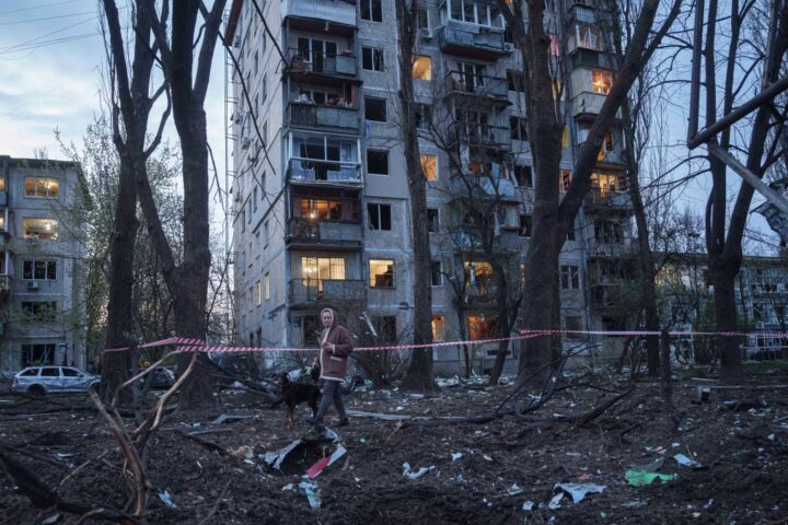 Almeno 14 morti in Ucraina a causa di attacchi aerei russi, Kiev e Odessa colpite