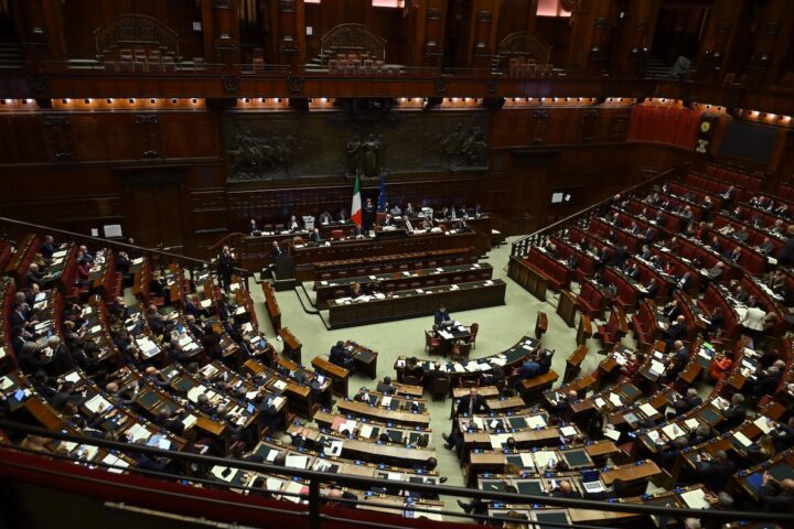 Antisemitismo, il ddl arriva in Camera e il Pd si spacca di nuovo