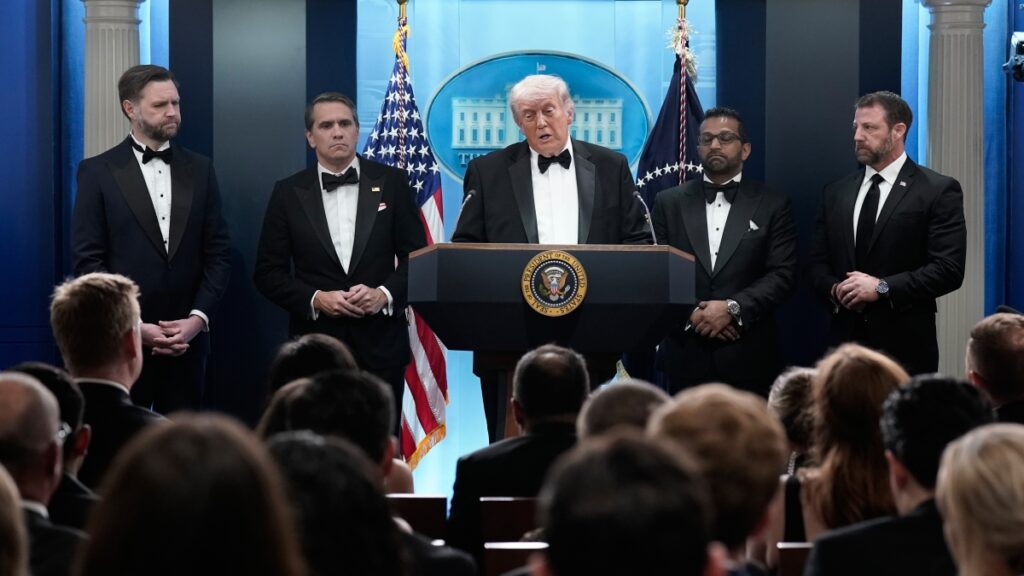 Attentato a Trump durante cena dei corrispondenti: presidente chiede nuova sala da ballo più sicura alla Casa Bianca