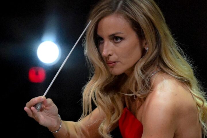 Beatrice Venezi: "Non ho mai mancato di rispetto a nessuno, ma sono stata bullizzata"