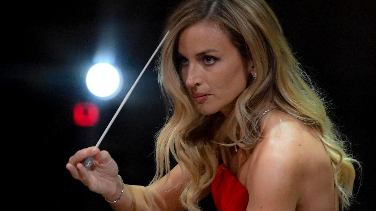 Beatrice Venezi: "Non ho mai mancato di rispetto a nessuno, ma sono stata bullizzata"