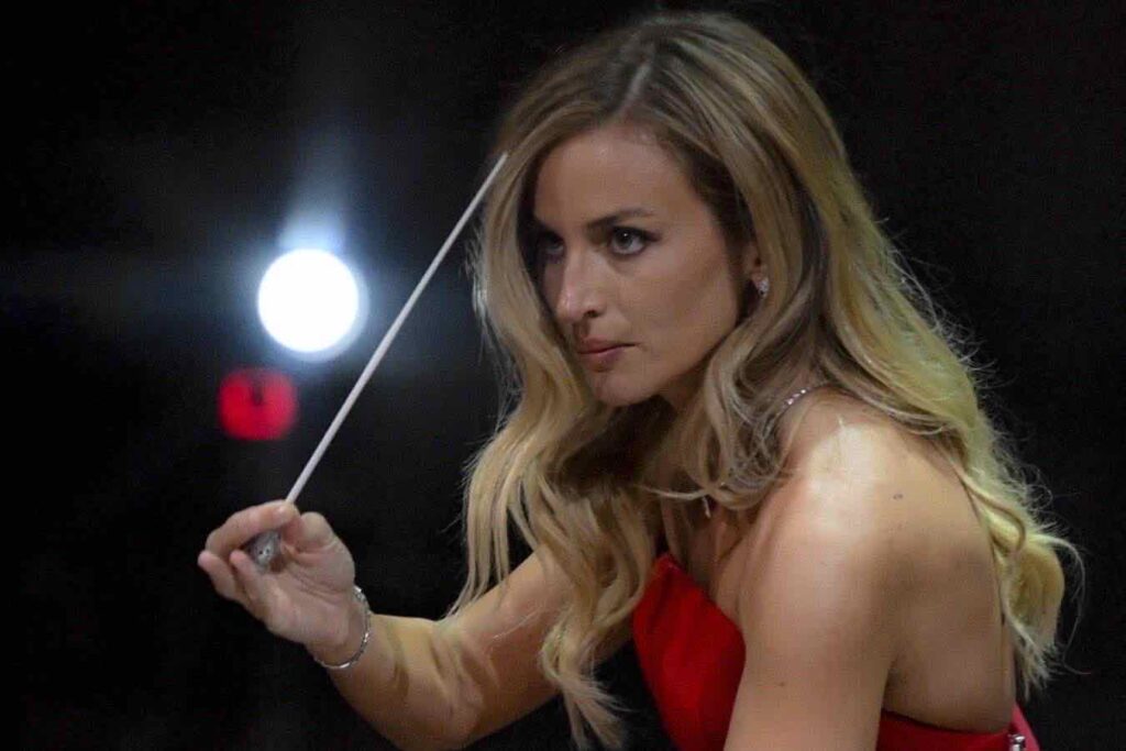 Beatrice Venezi si difende dopo il licenziamento dalla Fenice: «Ho subito bullismo, servono chiarimenti»