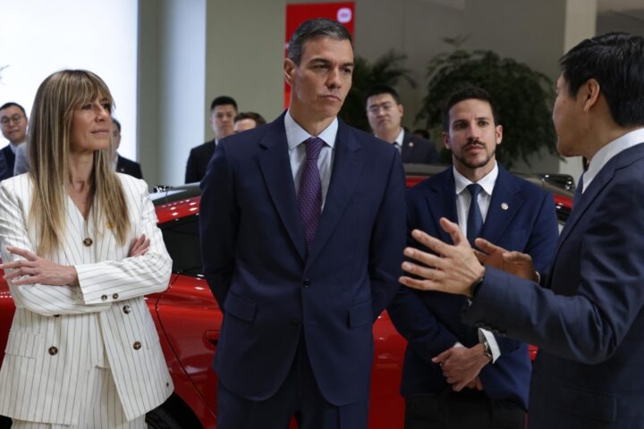 Begoña Gómez, moglie di Pedro Sánchez, incriminata per corruzione durante visita in Cina