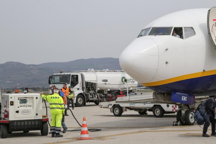 Bruxelles monitora l'aumento dei prezzi del jet fuel e prepara misure temporanee per le compagnie aeree