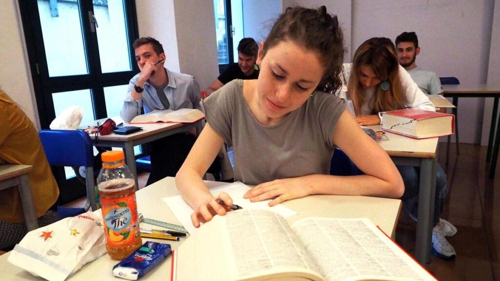 Cambiamenti nei licei italiani: addio alla Geostoria e nuova attenzione all'intelligenza artificiale