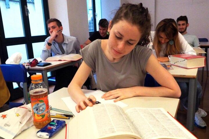 Cambiamenti nei licei italiani: addio alla Geostoria e nuova attenzione all'intelligenza artificiale