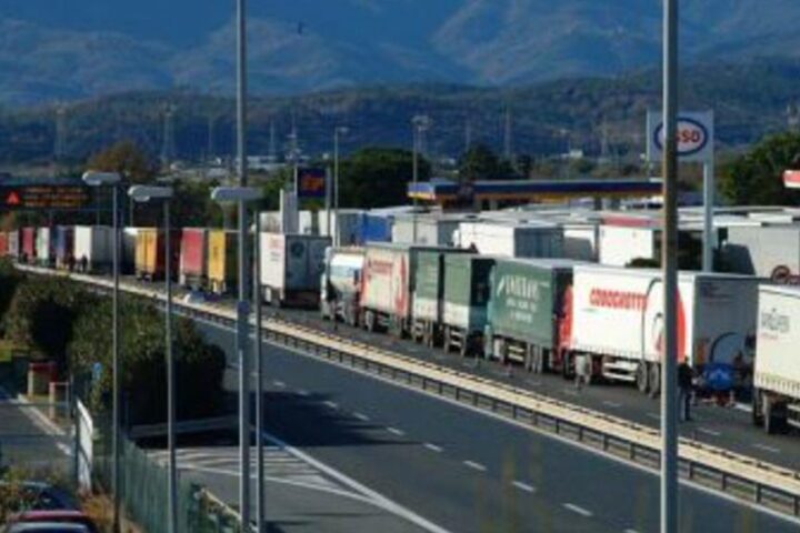 Camionista ucciso sull'A1 durante la protesta contro il caro carburante a Caserta