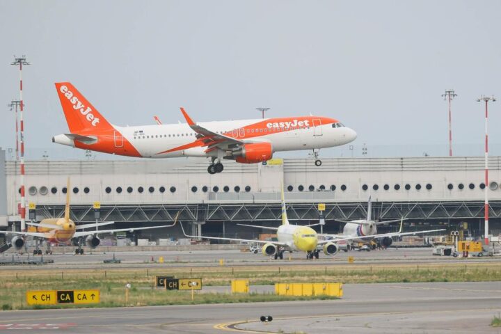 Caos a Linate, easyJet lascia a terra 120 passeggeri per problemi nei controlli di frontiera