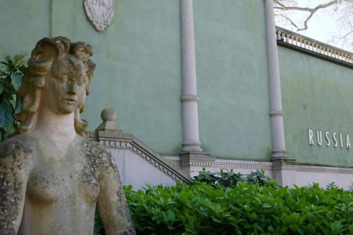 Caos alla Biennale di Venezia: ispettori del ministero della Cultura controllano il Padiglione della Russia