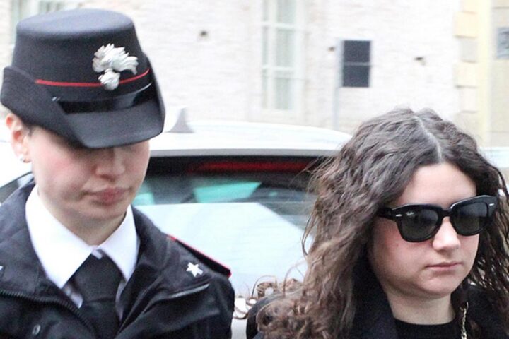 Chiara Petrolini condannata a 24 anni e 3 mesi, assolta dall'omicidio del primo neonato