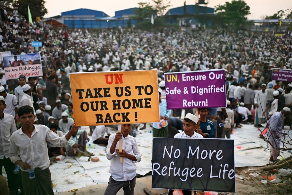 Circa 250 persone bangladesi e rohingya disperse nel naufragio nel mare delle Andamane