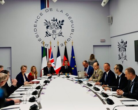 Conferenza sulla navigazione nello Stretto di Hormuz: Meloni a Parigi con Macron, Starmer e Merz