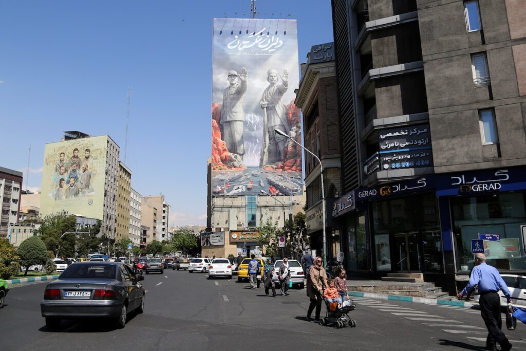 Confusione nello stretto di Hormuz: l'Iran limita il passaggio delle navi dopo l'annuncio di riapertura