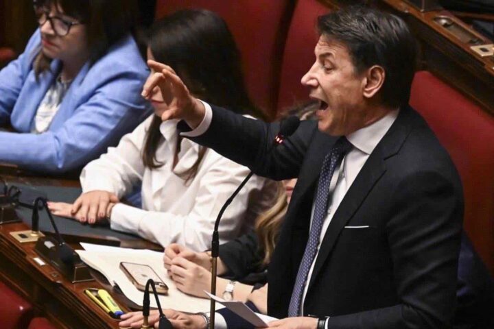 Conte critica il decreto sicurezza: «Obbligando gli avvocati a due reati, mettete in imbarazzo Mattarella»