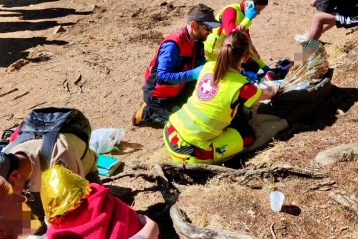 Crollo del ghiaccio sul lago di Braies: cinque turisti finiscono in acqua durante il soccorso