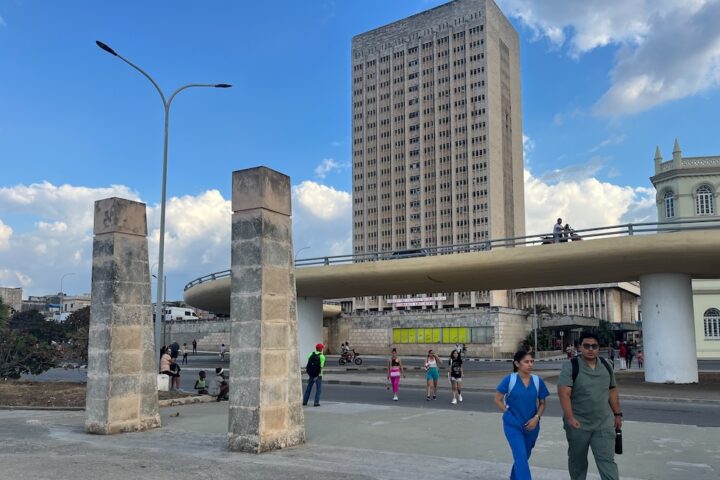 Cuba chiude ospedali per crisi energetica mentre i medici continuano a formarsi ed emigrare