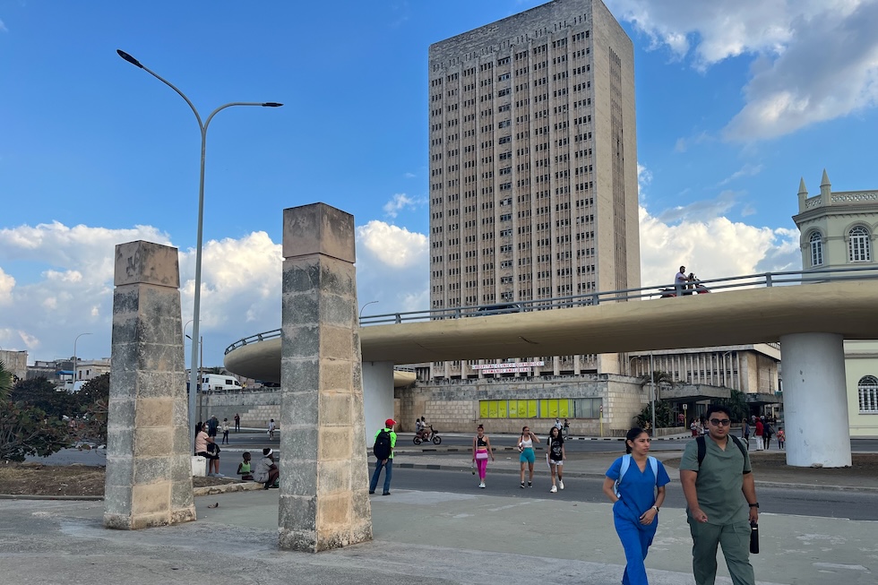 Cuba chiude ospedali per crisi energetica mentre i medici continuano a formarsi ed emigrare